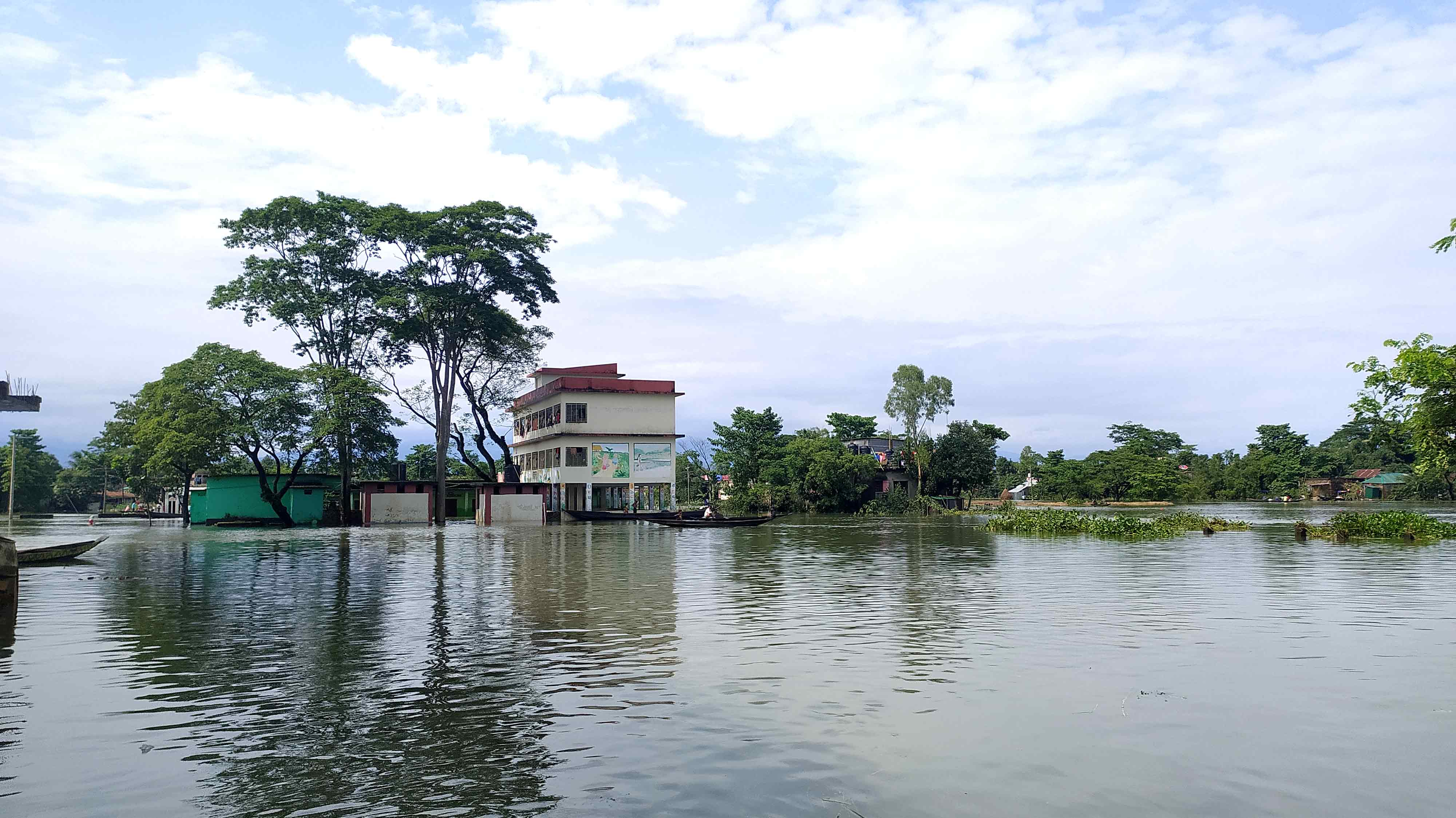 সিলেটে কমতে শুরু করেছে বন্যার পানি 