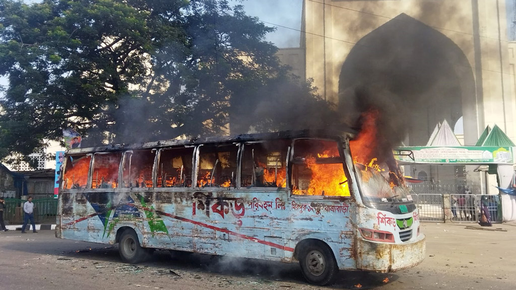 বায়তুল মোকাররমের দক্ষিণ গেটের সামনে বাসে আগুন