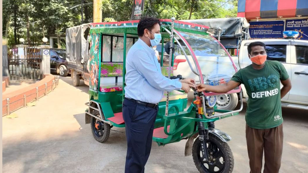 অটোরিকশা পেয়ে স্বস্তি