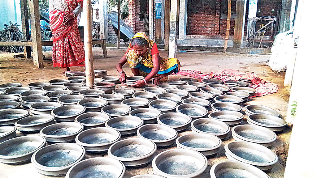 মৃৎশিল্পের হাল নারীর হাতে