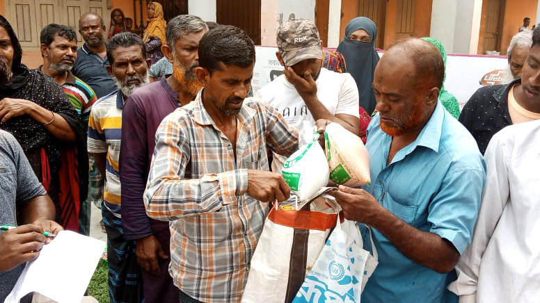 টিসিবির পণ্য ওজনে কম দেওয়ার অভিযোগ