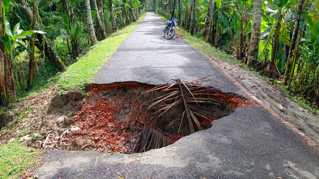 সড়ক ভেঙে বিশাল গর্ত