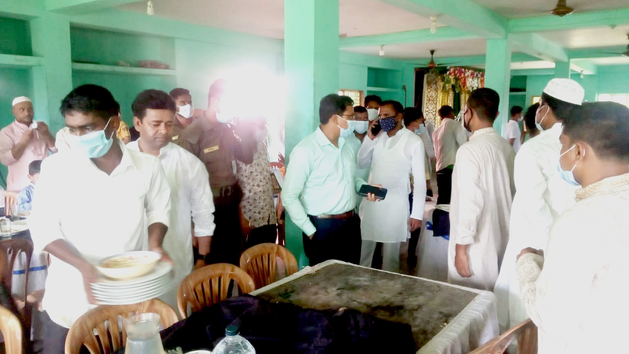 করোনার মধ্যে বিয়ে, কমিউনিটি সেন্টারকে জরিমানা