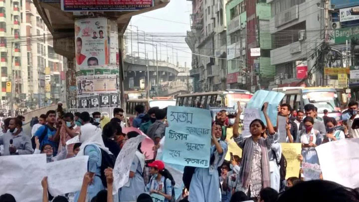 শান্তিনগর মোড়ে শিক্ষার্থীদের অবস্থান