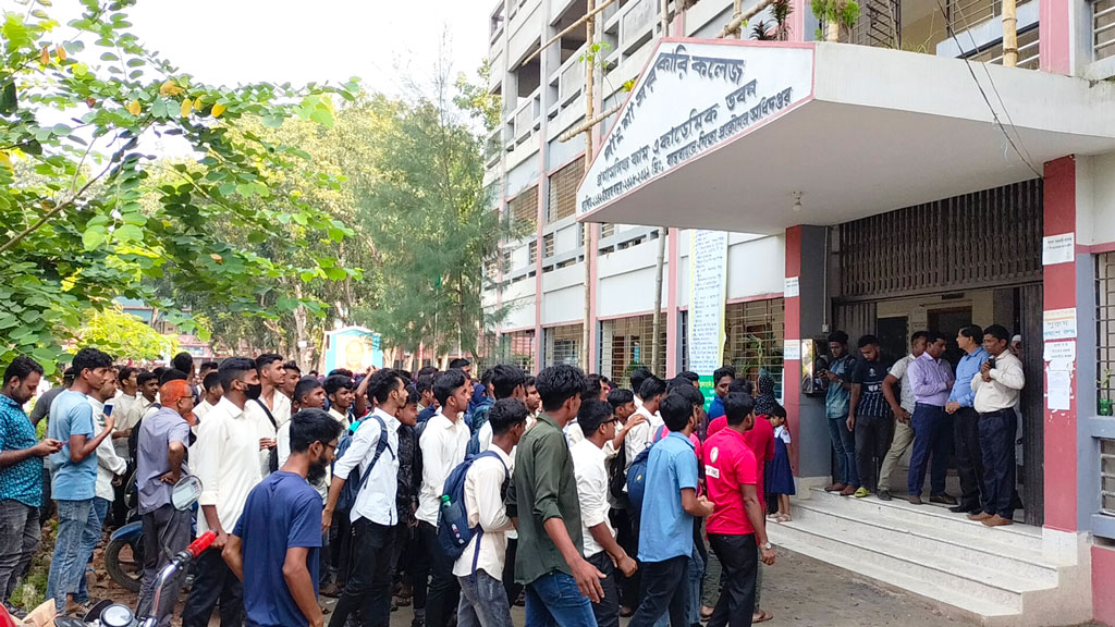 পাংশা সরকারি কলেজ অধ্যক্ষের বাসভবনে বোমা নিক্ষেপ, শিক্ষার্থীদের বিক্ষোভ