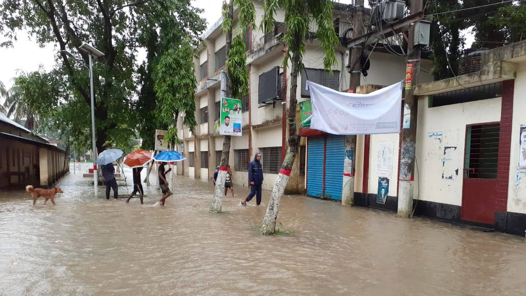 পানিবন্দী হয়ে দিশেহারা জগন্নাথপুরের বাসিন্দারা, দুর্ভোগ চরমে