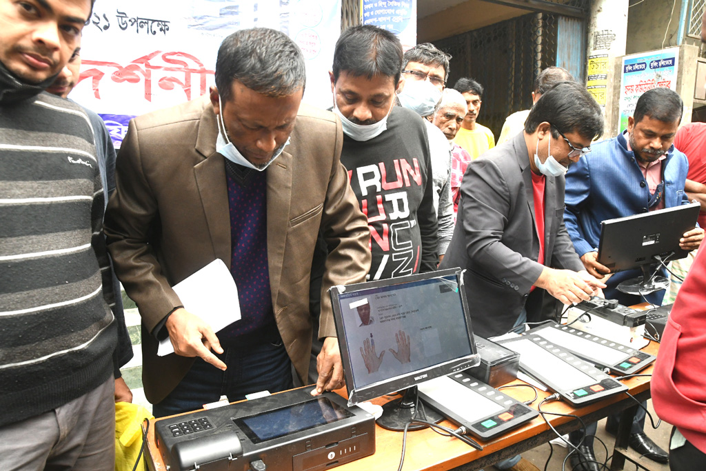 আসন্ন নির্বাচনকে সামনে রেখে ইভিএমে ভোট দেওয়া শেখাচ্ছেন নারায়ণগঞ্জ জেলা নির্বাচন কমিশন। 