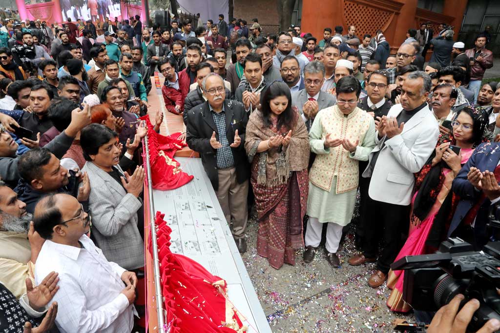 ঢাকা বিশ্ববিদ্যালয় এলাকায় বুধবার বিকেলে ঢাকা গেটের উদ্বোধন করেন দক্ষিণ সিটি করপোরেশনের মেয়র শেখ ফজলে নূর তাপস, ঢাকা–৮ আসনের সংসদ সদস্য আ ফ ম বাহাউদ্দিন নাছিম, ইতিহাসবিদ মুনতাসীর মামুন ও ফটকের নতুন নকশাকার অধ্যাপক আবু সাঈদ।