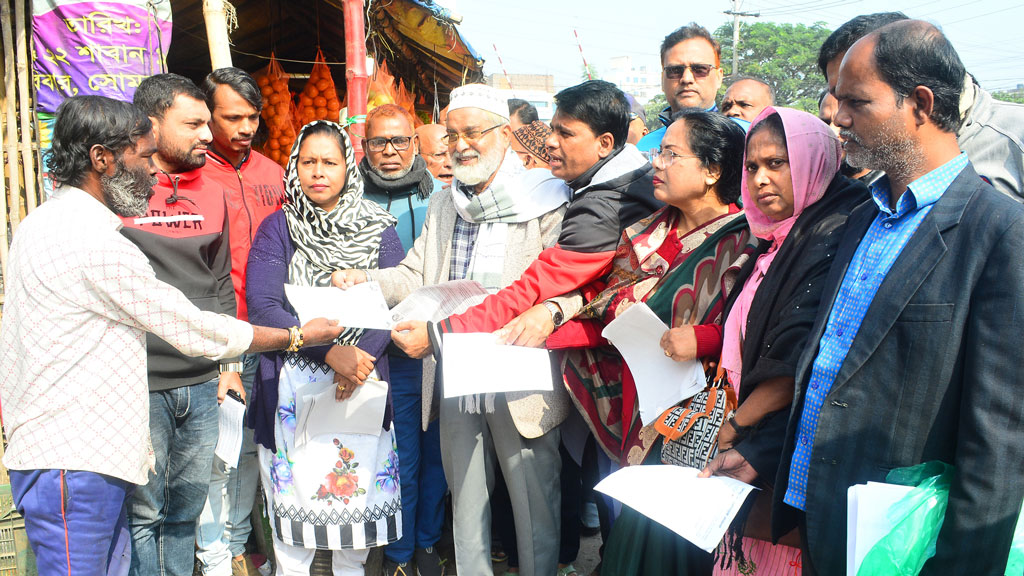 নির্বাচন বর্জনের আহ্বান জানিয়ে বিএনপির লিফলেট বিতরণ