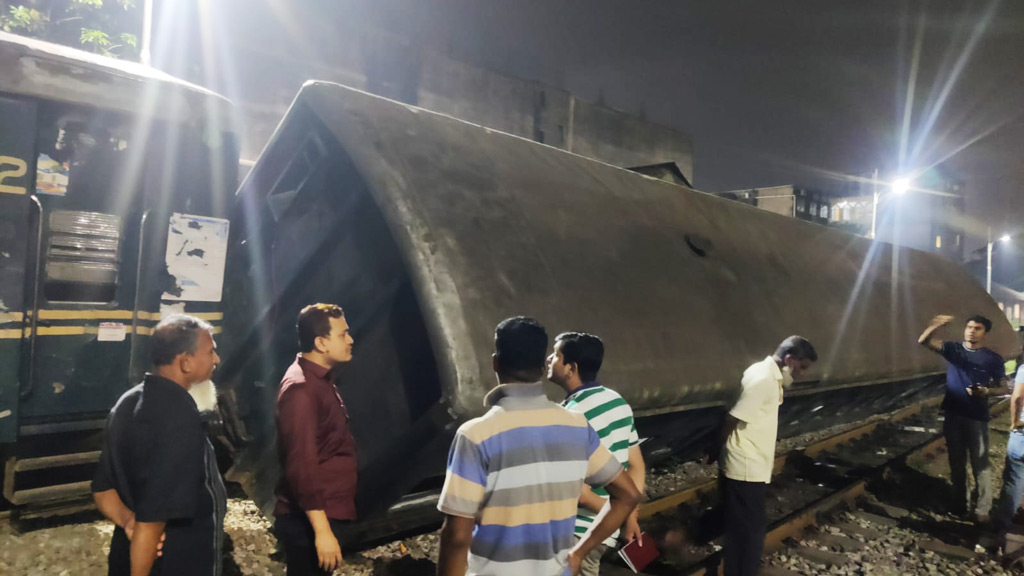 উল্টে গেল চবির শাটল ট্রেনের বগি