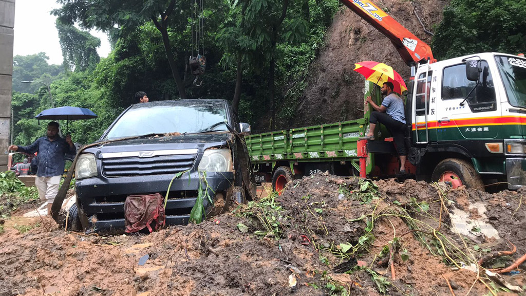 চট্টগ্রামে পাহাড় ধসে মাইক্রোবাস আটকা, এক ঘণ্টা যান চলাচল বন্ধ