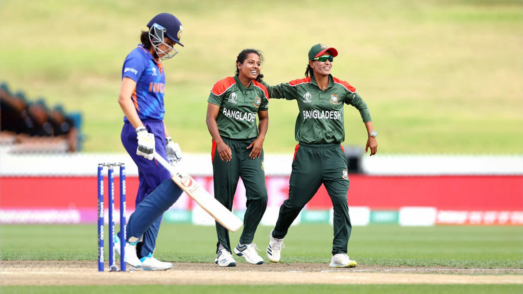 টিকে থাকার লড়াইয়ে বাংলাদেশের লক্ষ্য ২৩০ 