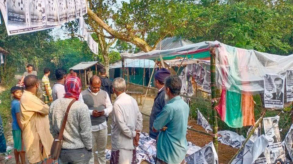 গোমস্তাপুরে নৌকা ও আনারস প্রতীকের নির্বাচনী অফিস ভাঙচুর