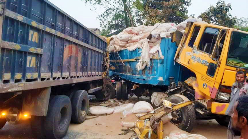 তারাগঞ্জে দুই ট্রাকের মুখোমুখি সংঘর্ষে ট্রাকচালক নিহত