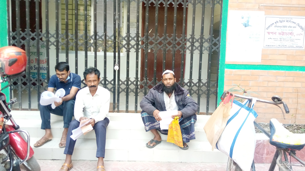 অফিসে তালা দিয়ে বাইরে থাকেন বিএডিসি কর্মকর্তারা