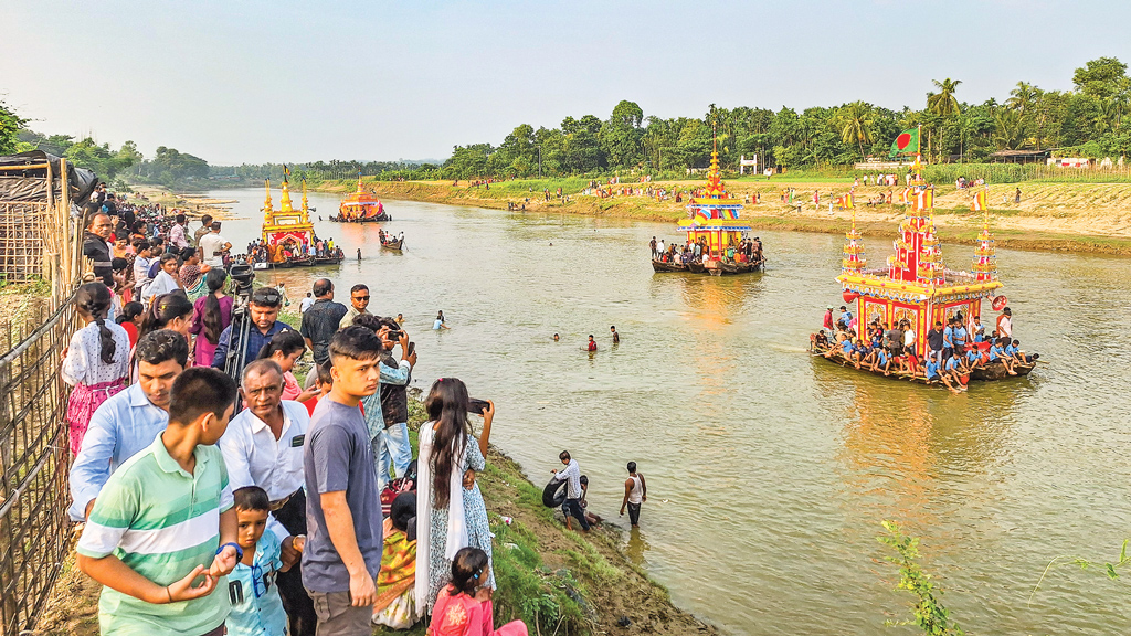 স্বল্প পরিসরে কল্পজাহাজ ছুটল সম্প্রীতির বার্তায়