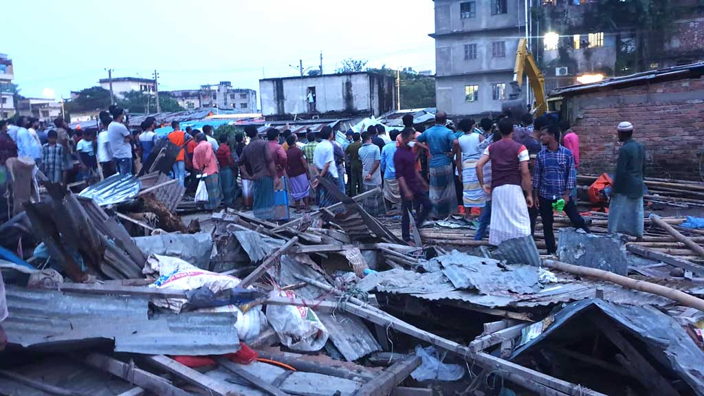 জান আলীরহাট স্টেশনে ২৫৩টি অবৈধ স্থাপনা উচ্ছেদ