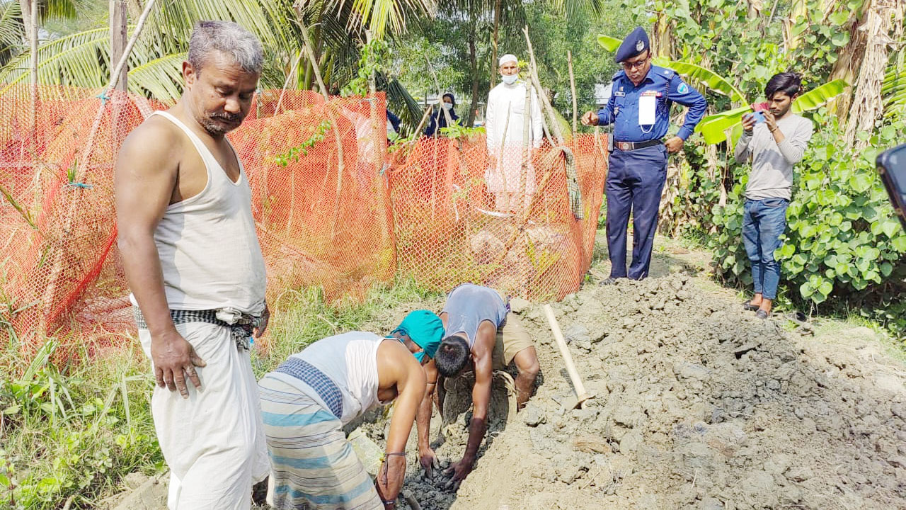 দাফনের দেড় মাস পর কবর থেকে তোলা হলো তরুণীর মরদেহ