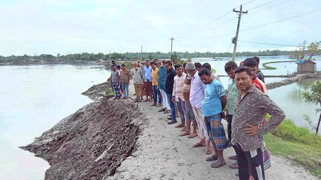 ভারী বর্ষণে বাঁধে ফাটল, ক্ষতির শঙ্কায় ৫ গ্রামের বাসিন্দারা