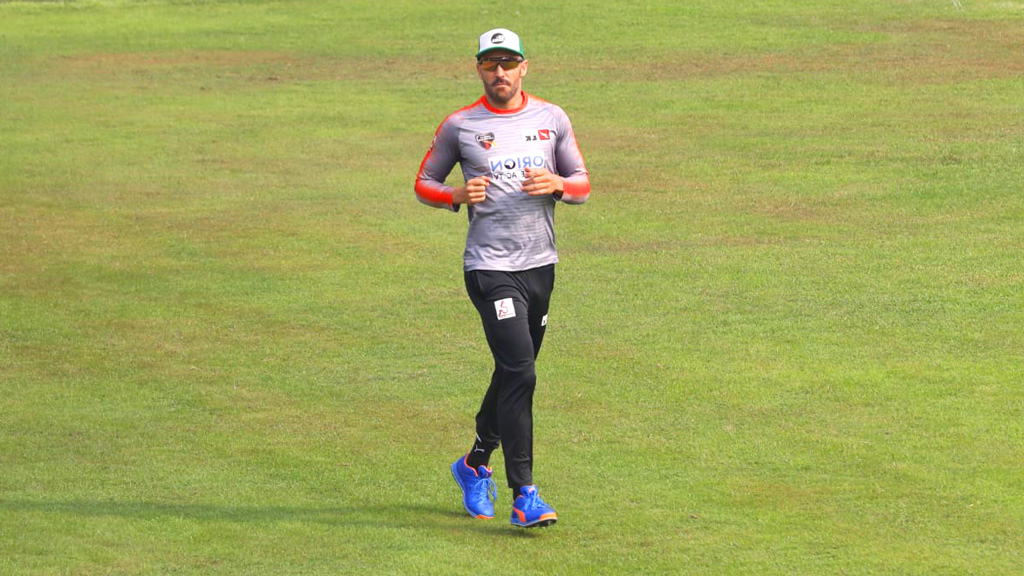 বিরিয়ানি খাচ্ছেন আর বাংলা শেখার চেষ্টা করছেন ডু প্লেসি
