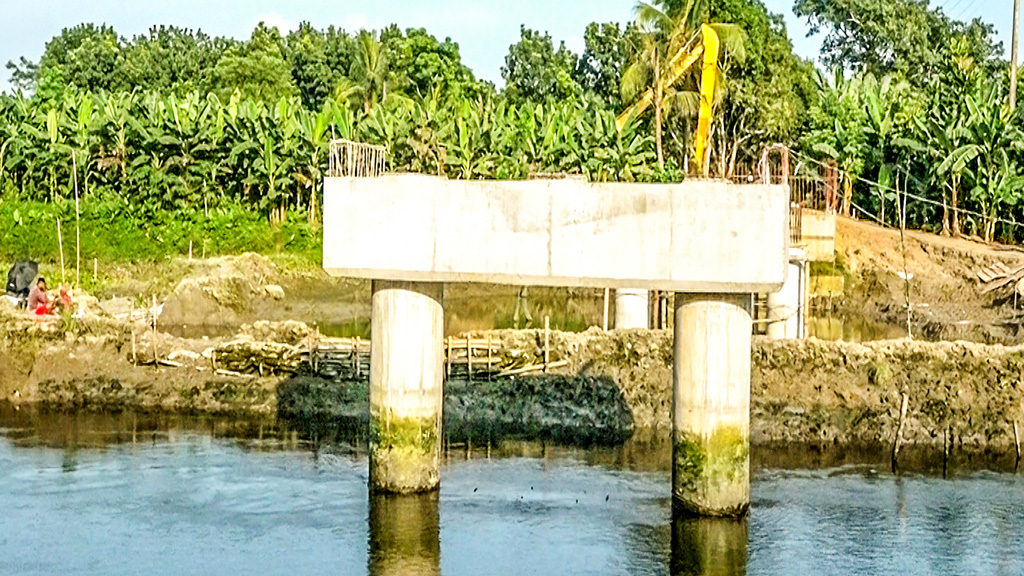 বিআইডব্লিউটিএর ছাড়পত্র ছাড়াই অপরিকল্পিতভাবে নির্মিত হচ্ছে সেতু