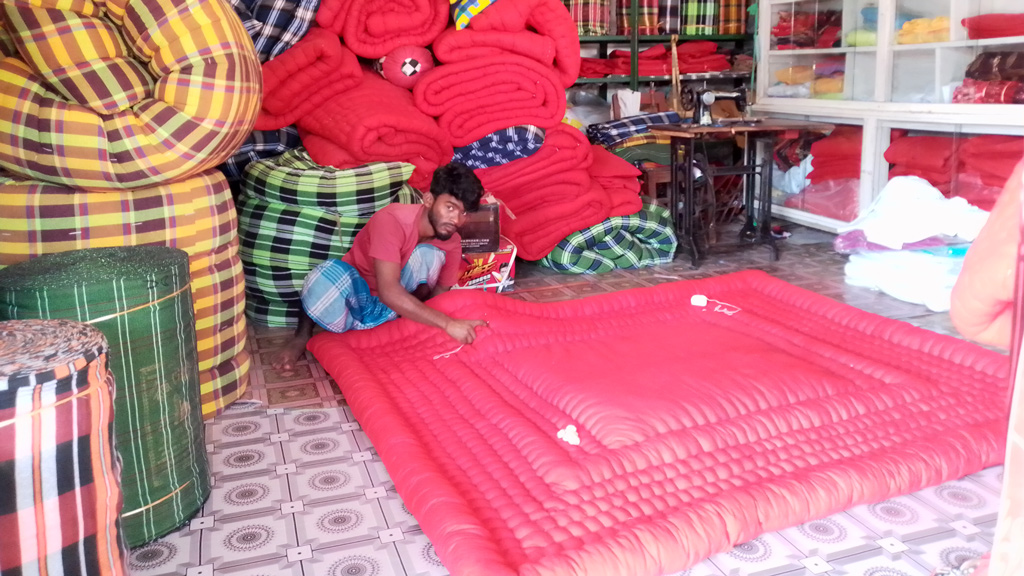 লেপের কারিগরদের  ব্যস্ততা