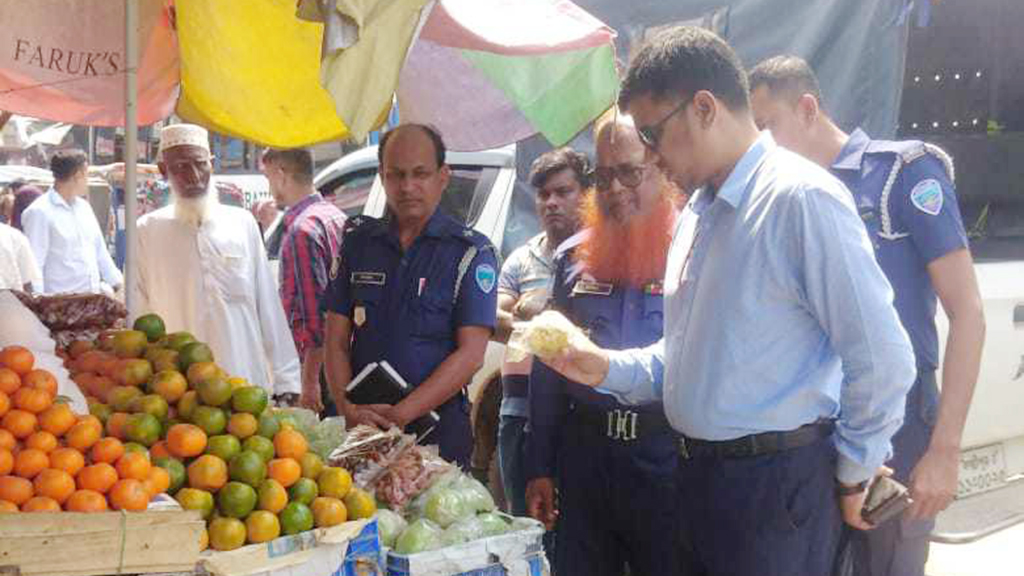 কমলনগরে মূল্যতালিকা প্রদর্শন না করায় ফল ব্যবসায়ীকে জরিমানা