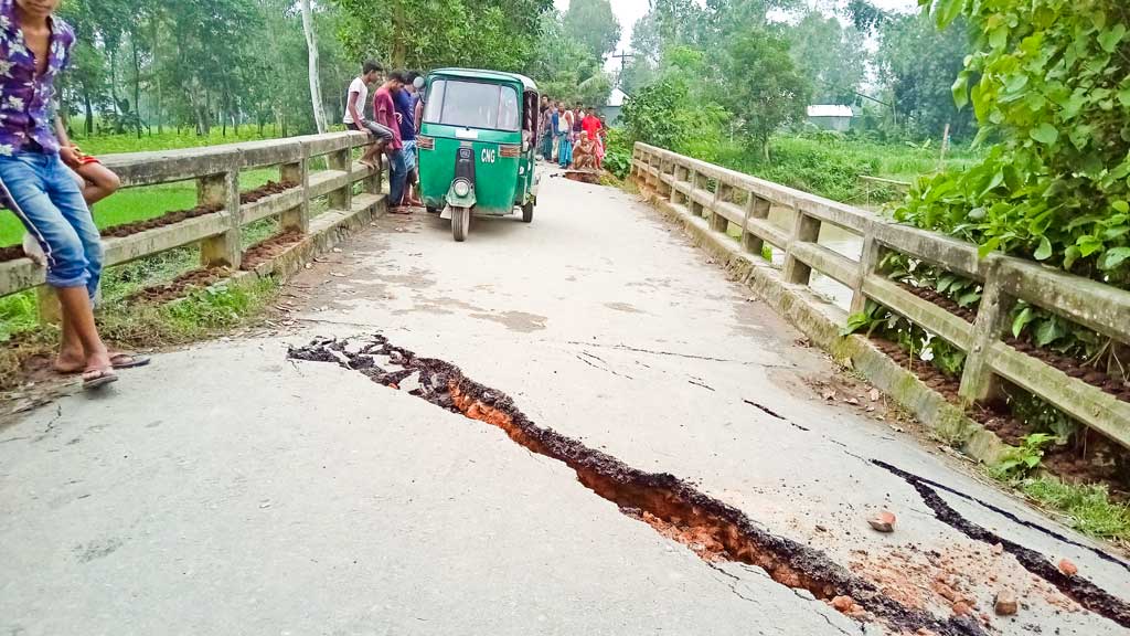 কাজীপুরে সেতু দেবে যাওয়ায় ভোগান্তীতে এলাকাবাসী