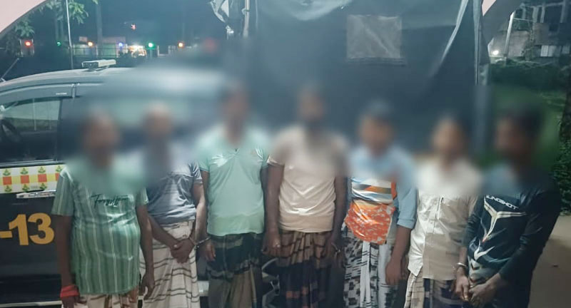 এক বাড়িতেই লুকিয়ে ছিলেন হত্যা মামলার ৭ আসামি, বাবা-ছেলেসহ গ্রেপ্তার