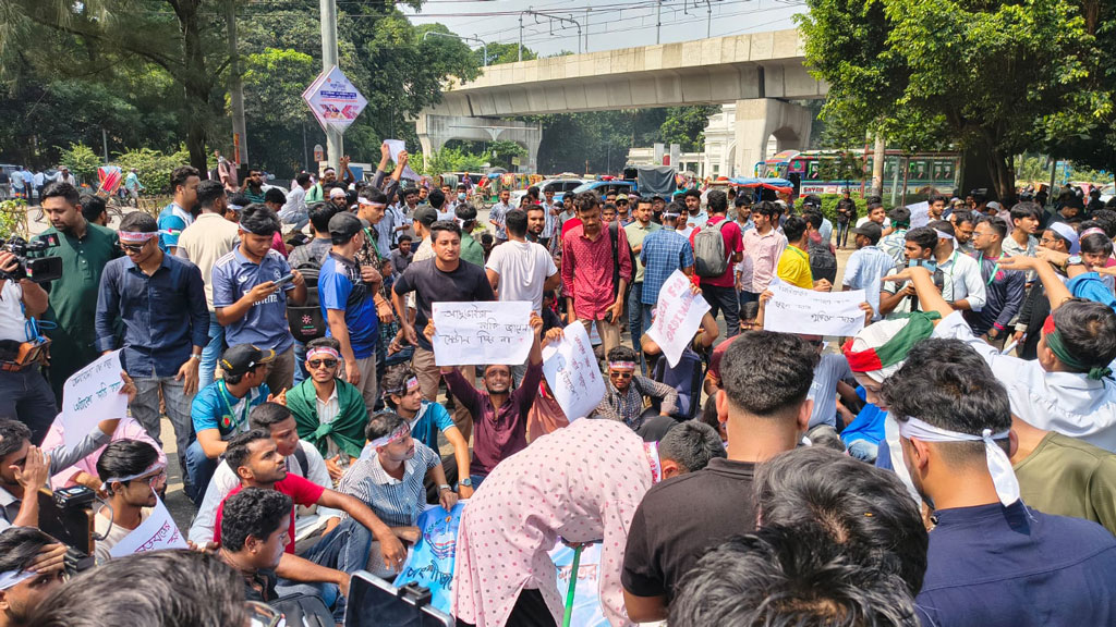 শিক্ষা উপদেষ্টার সঙ্গে আলোচনা করতে সচিবালয়ে সাত কলেজের শিক্ষার্থী প্রতিনিধিরা