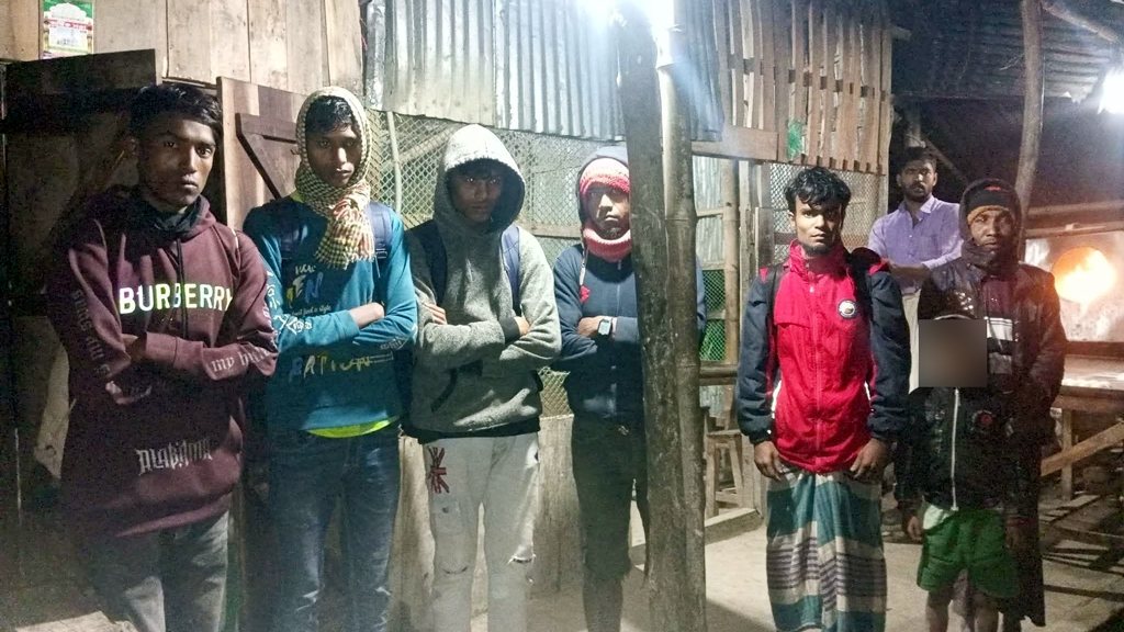 ভাসানচর থেকে পালিয়ে আসা শিশুসহ ৭ রোহিঙ্গা আটক