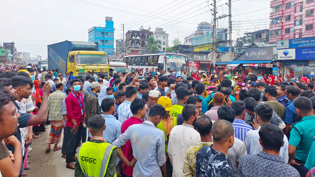 টঙ্গীতে বেতন বোনাসের দাবিতে মহাসড়ক অবরোধ