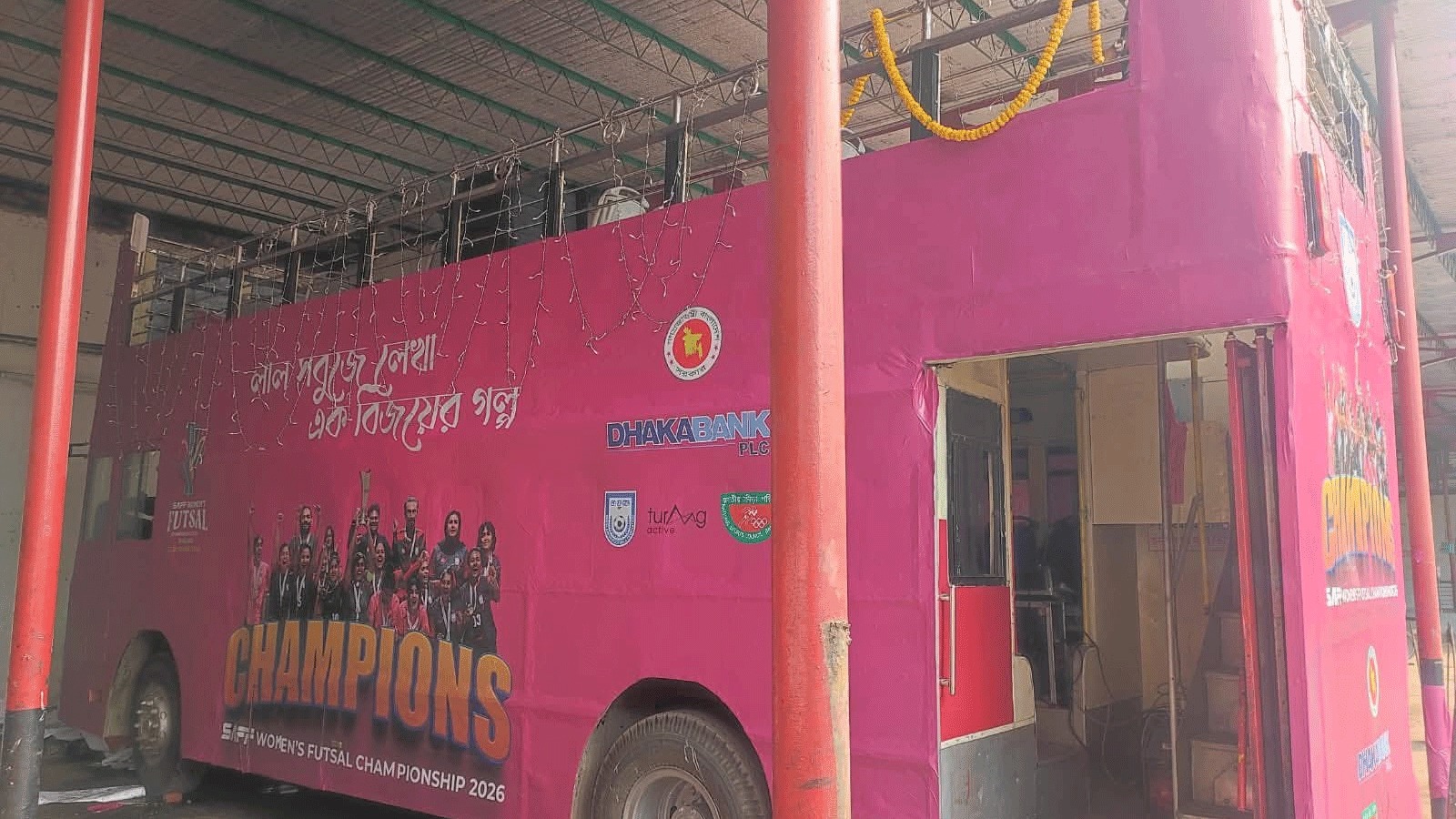 সাবিনাদের অপেক্ষায় ছাদখোলা বাস