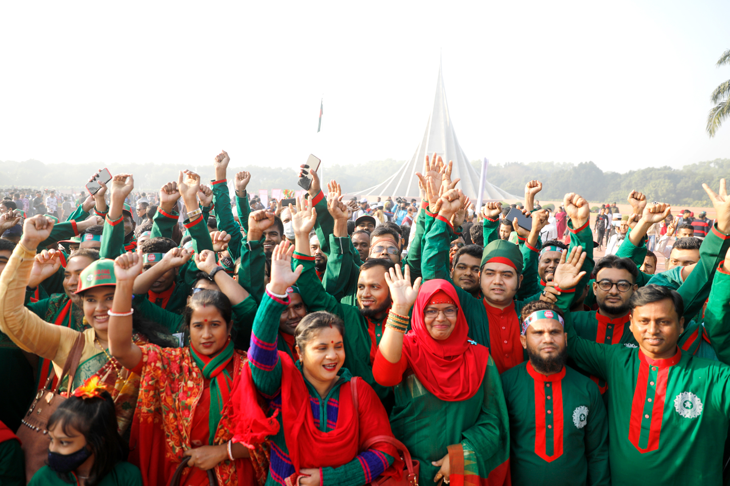 বিজয় দিবসের সুবর্ণজয়ন্তী উপলক্ষে শহীদদের প্রতি শ্রদ্ধা নিবেদনের জন্য হাজারো মানুষের ভিড়। জাতীয় স্মৃতিসৌধ, সাভার, ১৬ ডিসেম্বর, ২০২১। ছবি: হাসান রাজা