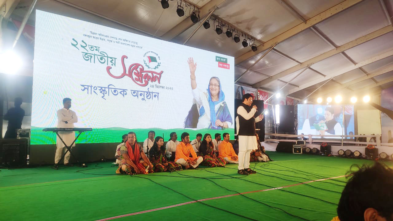 সম্মেলন কেন্দ্রে অনুষ্ঠিত হয় সাংস্কৃতিক অনুষ্ঠান। ছবি: হাসান রাজা