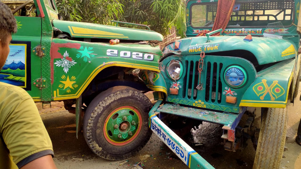 সাজেকে দুই চাঁদের গাড়ির মুখোমুখি সংঘর্ষে ১৫ জন আহত