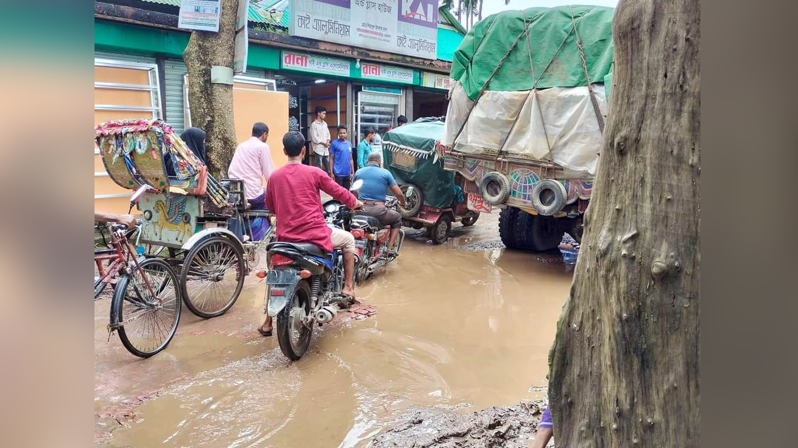 বেহাল সড়কে ভোগান্তি চরমে