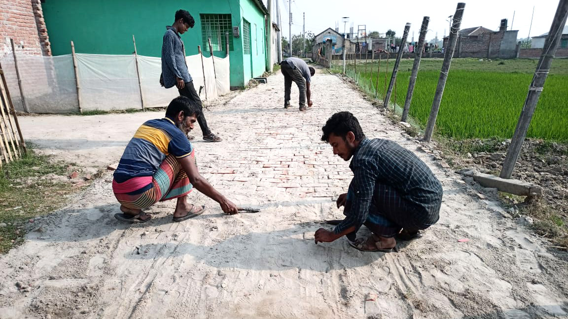 দুর্ভোগ লাঘবে কাউন্সিলরের অর্থায়নে রাস্তা নির্মাণ