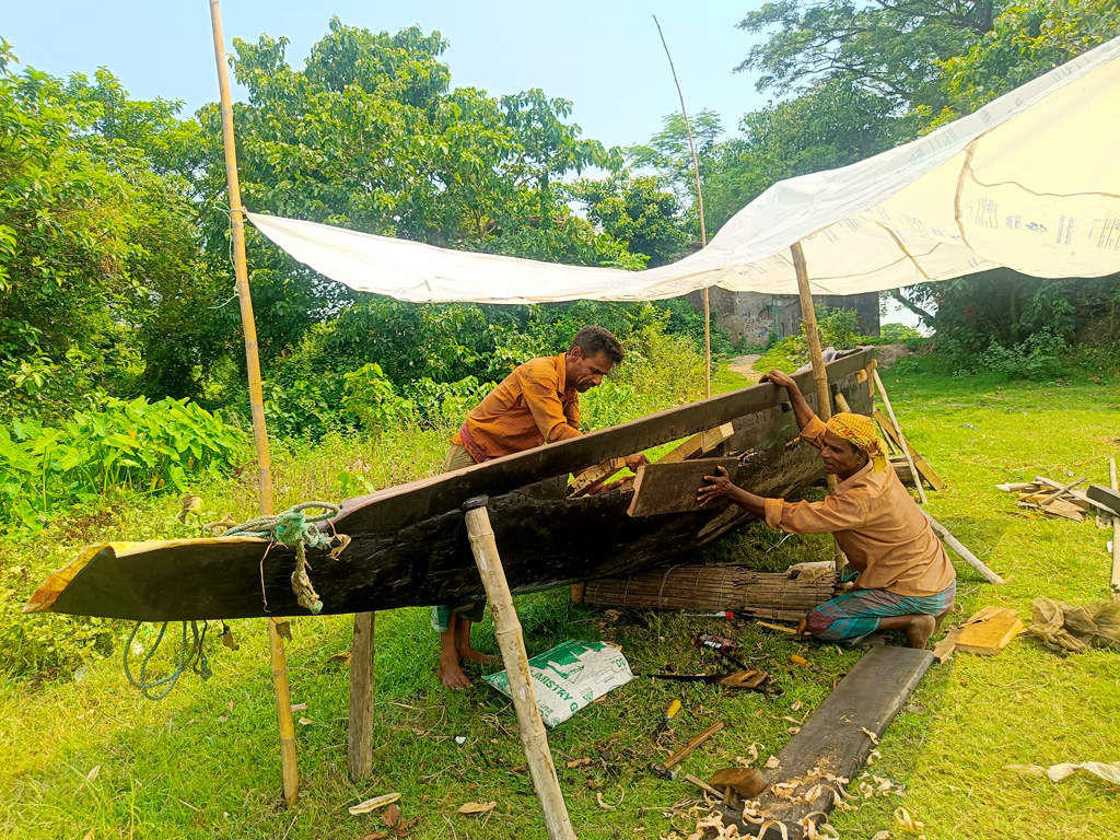 আসন্ন বর্ষাকালে যাতায়াতের জন্য হাওরাঞ্চলে নৌকা তৈরি ও মেরামতে ব্যস্ত সময় কাটাচ্ছেন কারিগরেরা। সরাইল উপজেলার চেত্রা নদীর পাড় থেকে তোলা, ব্রাহ্মণবাড়িয়া, ২২ মে ২০২৪। ছবি: এম মনসুর আলী