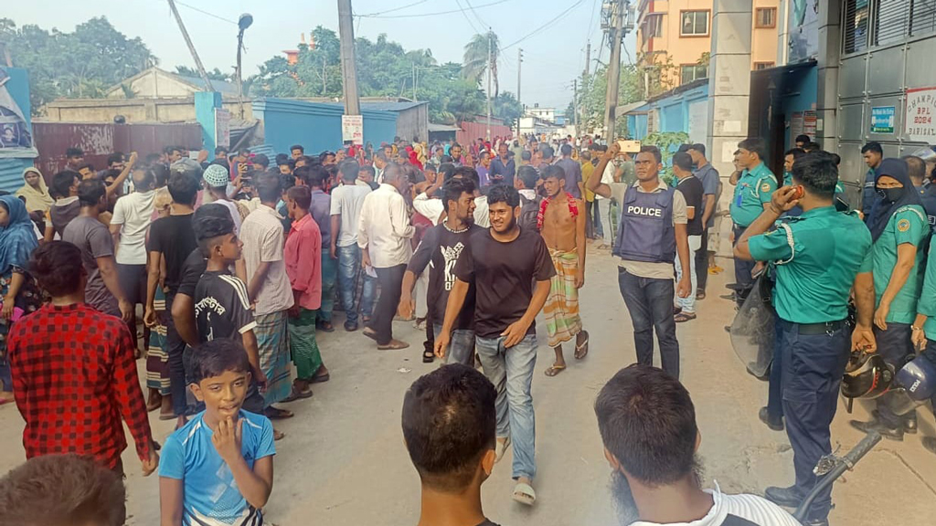 বরিশালে বকেয়া বেতনের দাবিতে শ্রমিকদের বিক্ষোভ, গুলিতে আহত ৪