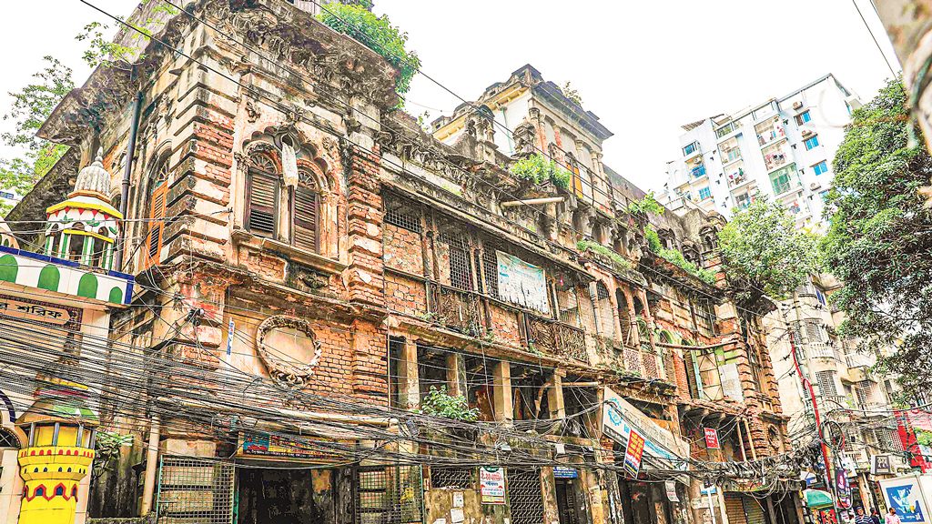 অবহেলিত ঐতিহ্যে হাতুড়ি