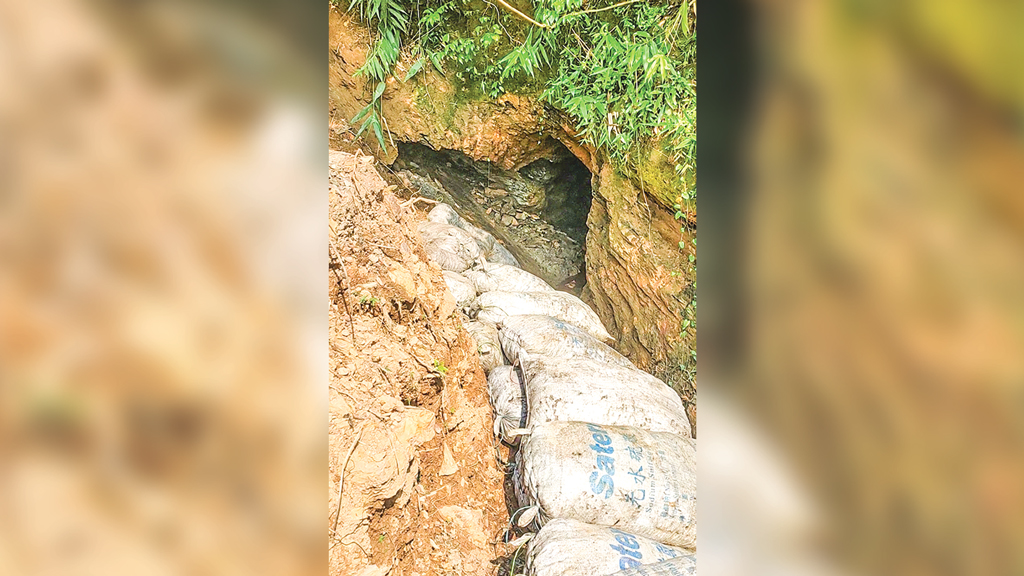 সীমান্ত পাহাড়ের ‘র‍্যাটহোলে’ ঝুঁকি নিয়ে ঢুকছে মানুষ
