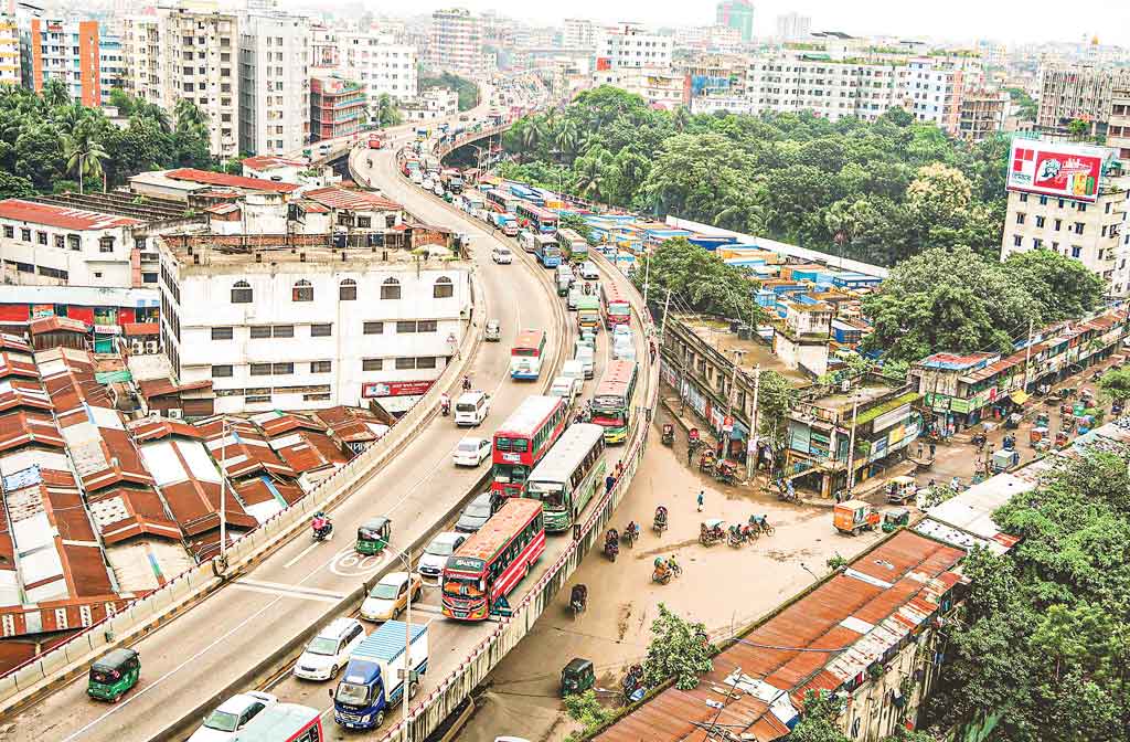 ব্যস্ত শাহবাগ মোড় বন্ধ, যানজটে দিনভর ভোগান্তি