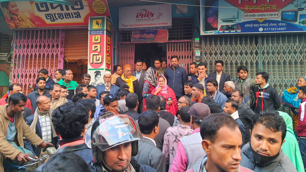 পলাশবাড়ীতে নৌকার প্রার্থীর বাসভবনে হামলা, প্রাইভেটকার ভাঙচুর