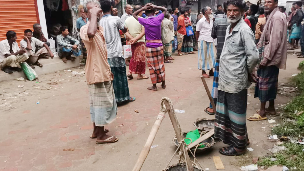 পাগলা বাজারে সাতসকালে কামলার হাট