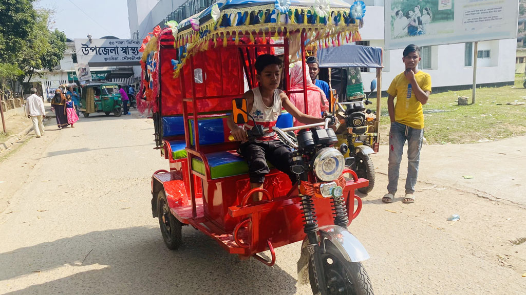 শিশু-কিশোরদের হাতে অটোরিকশা, নজরদারি নেই প্রশাসনের