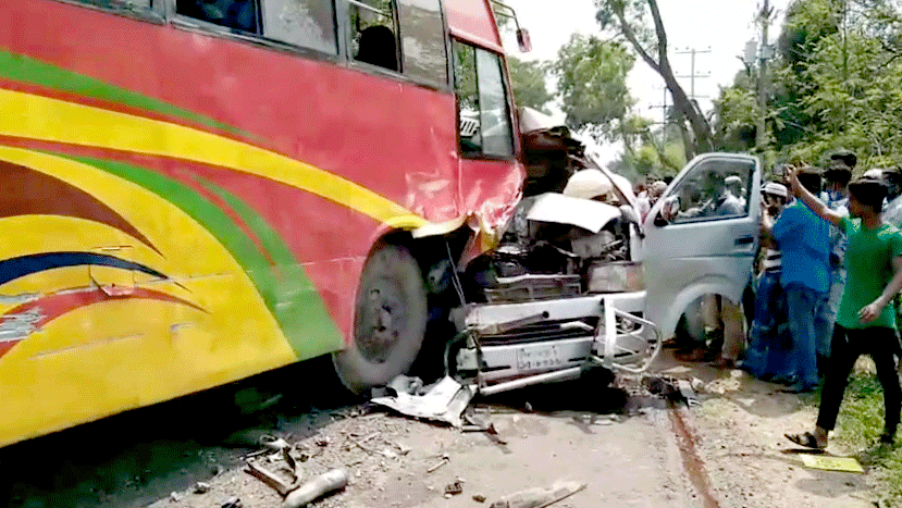 নরসিংদীতে বাস-মাইক্রোবাস সংঘর্ষে নিহত ৩