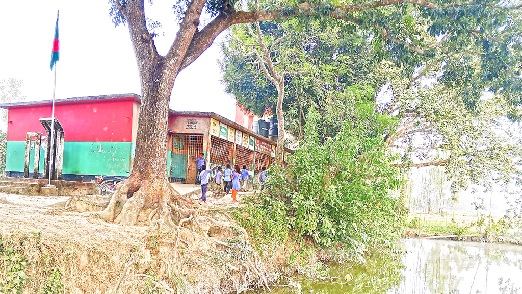 স্কুলে ঢুকতে দুই পুকুর, ঝুঁকিতে শিক্ষার্থীরা