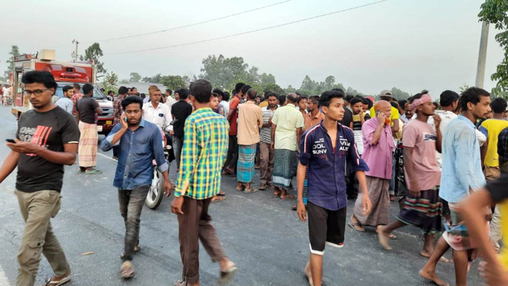 বীরগঞ্জে বাসের ধাক্কায় ভ্যানের যাত্রী নিহত