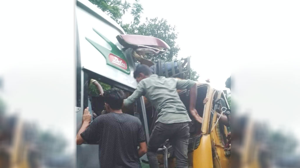 বাস-ট্রাকের মুখোমুখি সংঘর্ষ, প্রাণ গেল ট্রাকচালক ও ৮ গরুর